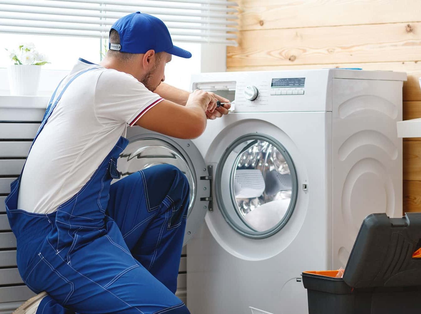 Técnico reparando electrodoméstico Balay en Utrera